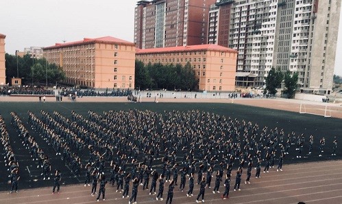 【运动会集锦】开幕式临近，管理学院学生表演方队进行冲刺