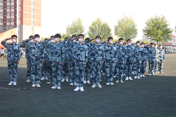 2021级学生军事训练队列会操比赛顺利举行