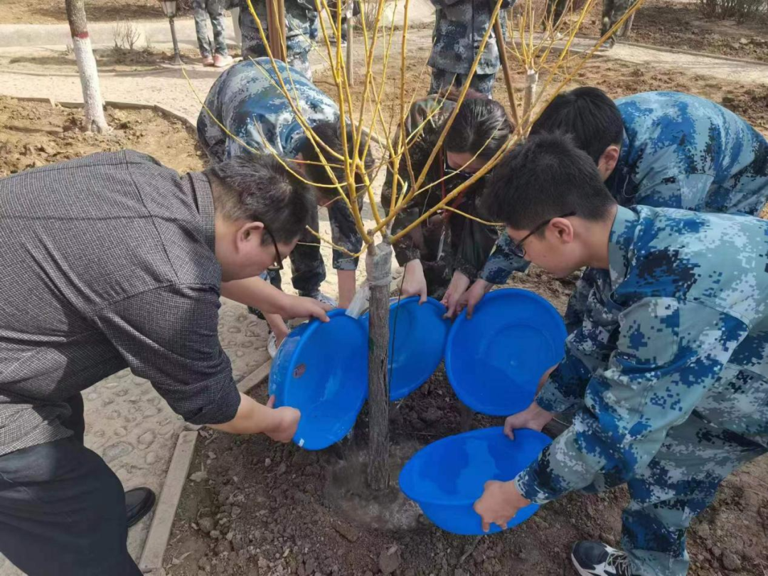 保定理工学院|管理学院|手植绿茵 播洒希望