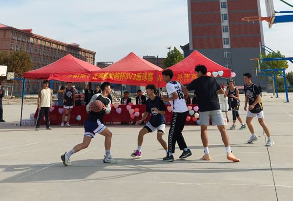 体育|保定理工学院|管理学院|“夕阳渐沉洒热汗，少年不疲逐青春”篮球比赛圆满结束