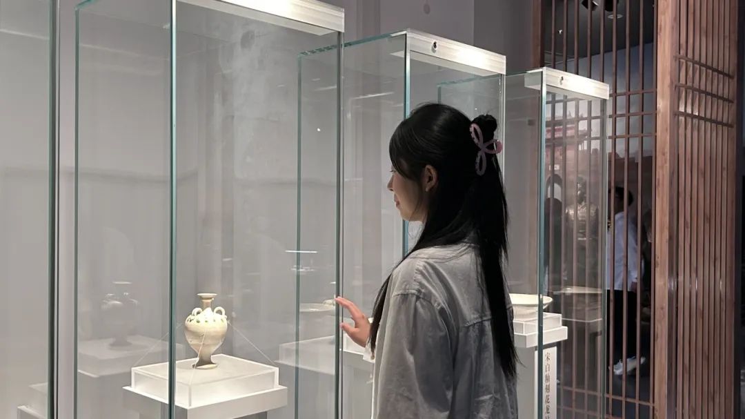 保定理工学院经济学院组织学生前往保定市博物馆开展“寻访追忆峥嵘路，实践奋斗显担当”爱国主义教育实践活动