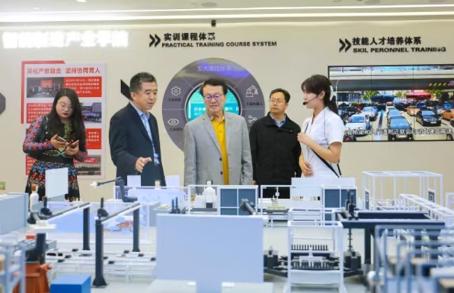 “华人管理教育第一人”余世维教授莅临保定理工学院参观交流
