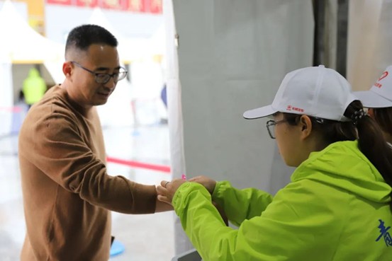 热血青春助跑未来”——保定理工学院艺术学院志愿者为长城汽车智慧工厂半马蓄势添彩