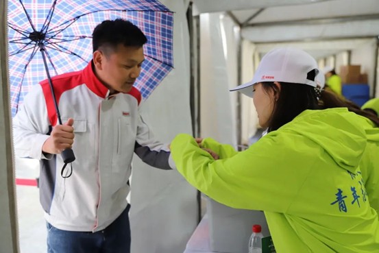 热血青春助跑未来”——保定理工学院艺术学院志愿者为长城汽车智慧工厂半马蓄势添彩