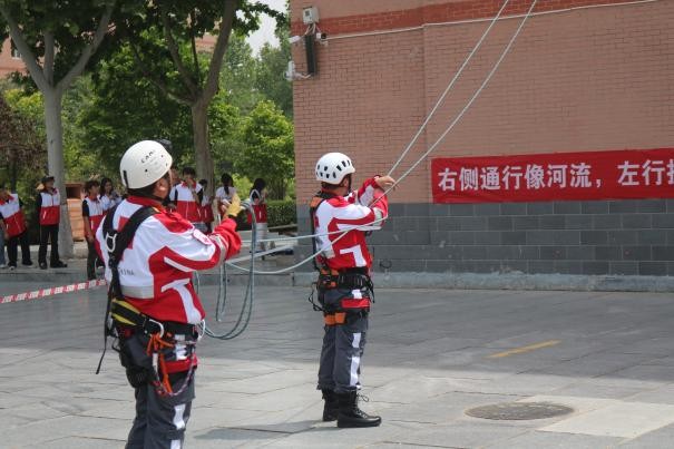 保定理工学院康复医学院与保定市红十字会联合举办2025年地震灾害应急救援综合演练