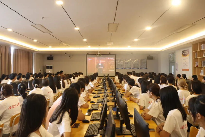 铭记历史 砥砺前行——保定理工学院党委组织广大师生观看抗战胜利80周年阅兵仪式