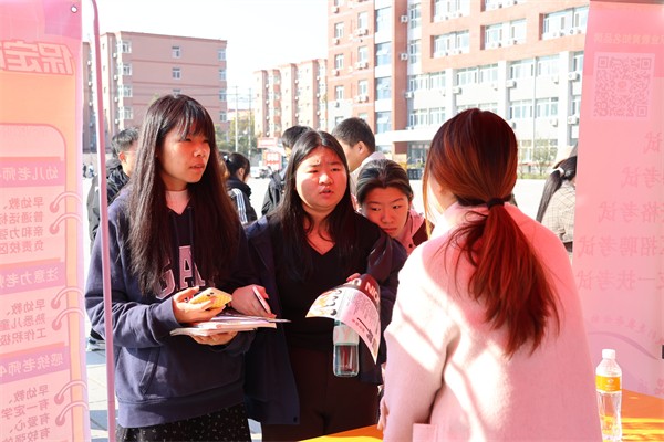 【精准赋能，职通未来】秋季双选会现场直击——今天，你投了吗？