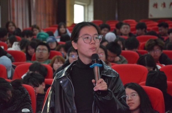 “职点迷津，艺路同行”——保定理工学院艺术学院就业指导讲座赋能成长