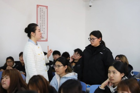 “奋斗青春，筑梦未来”——保定理工学院执行董事长王美新为我院学子讲授职业生涯规划课