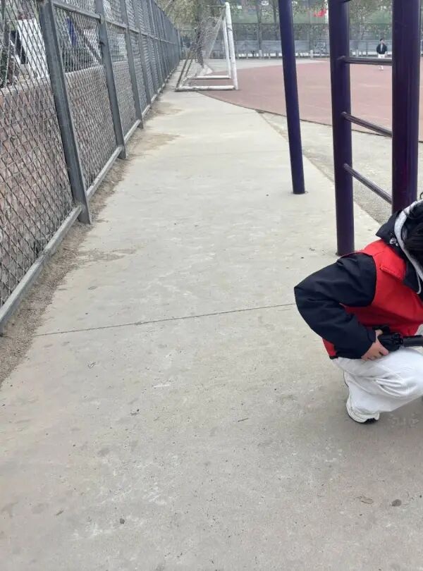 养成教育|保定理工学院管理学院学子以“弯腰行动”行动诠释文明素养