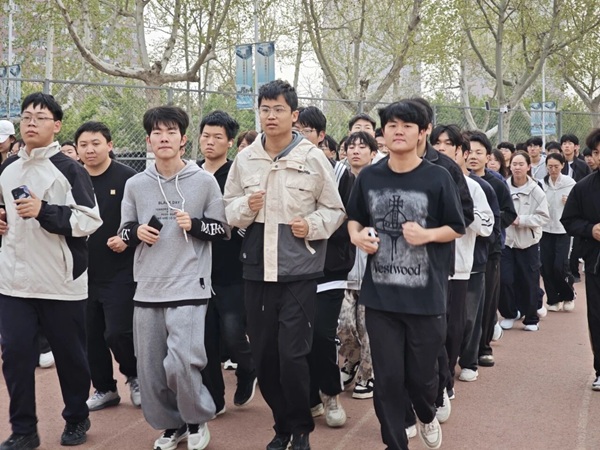 四月燃动青春 晨跑涵养学风|保定理工学院管理学院阳光体育活动启幕