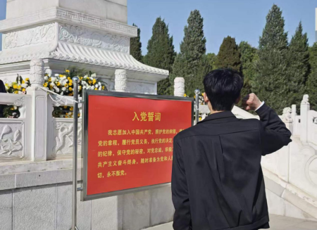 缅怀先烈守初心 薪火相传担使命——保定理工学院艺术学院共青团员开展清明节烈士陵园祭扫活动