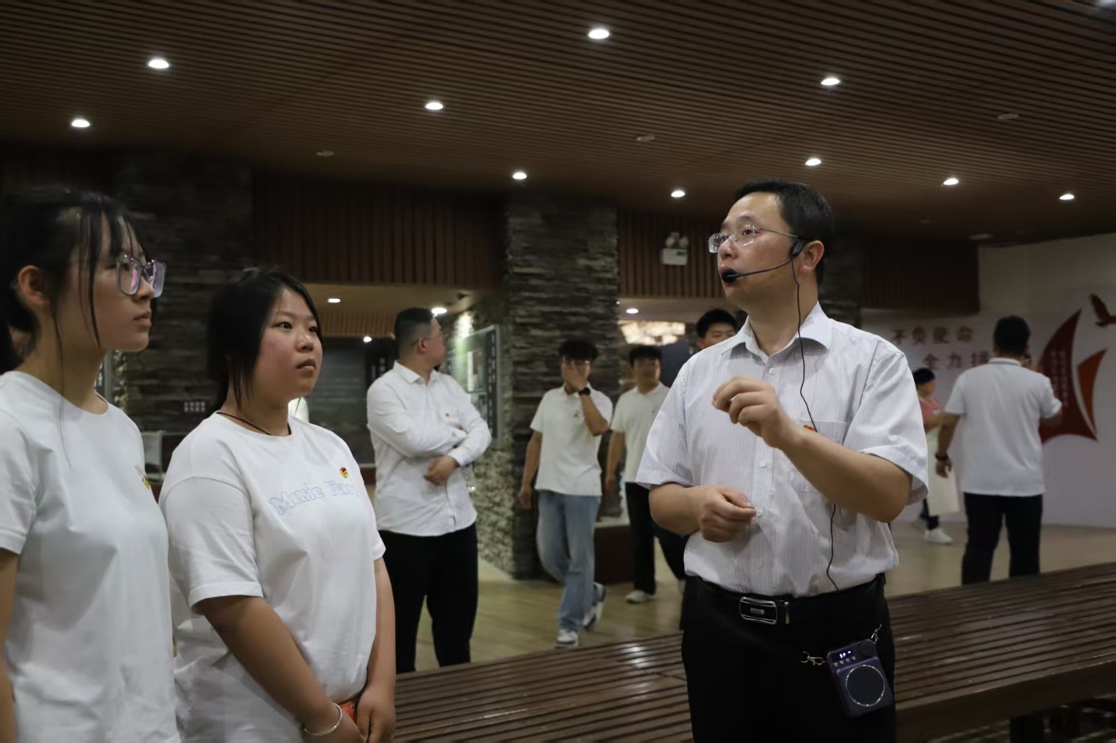 传承红色基因 深耕思政教育 ——保定理工学院赴涞源抗战纪念馆等参观 研学开展“太行山上行走的思政课”