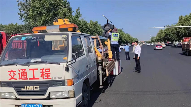 正门亮起红绿灯，师生出行更安心！ ——保定理工学院正门红绿灯正式投入使用