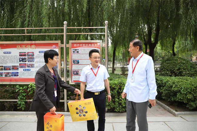 保定理工学院校领导带队走访慰问老同志