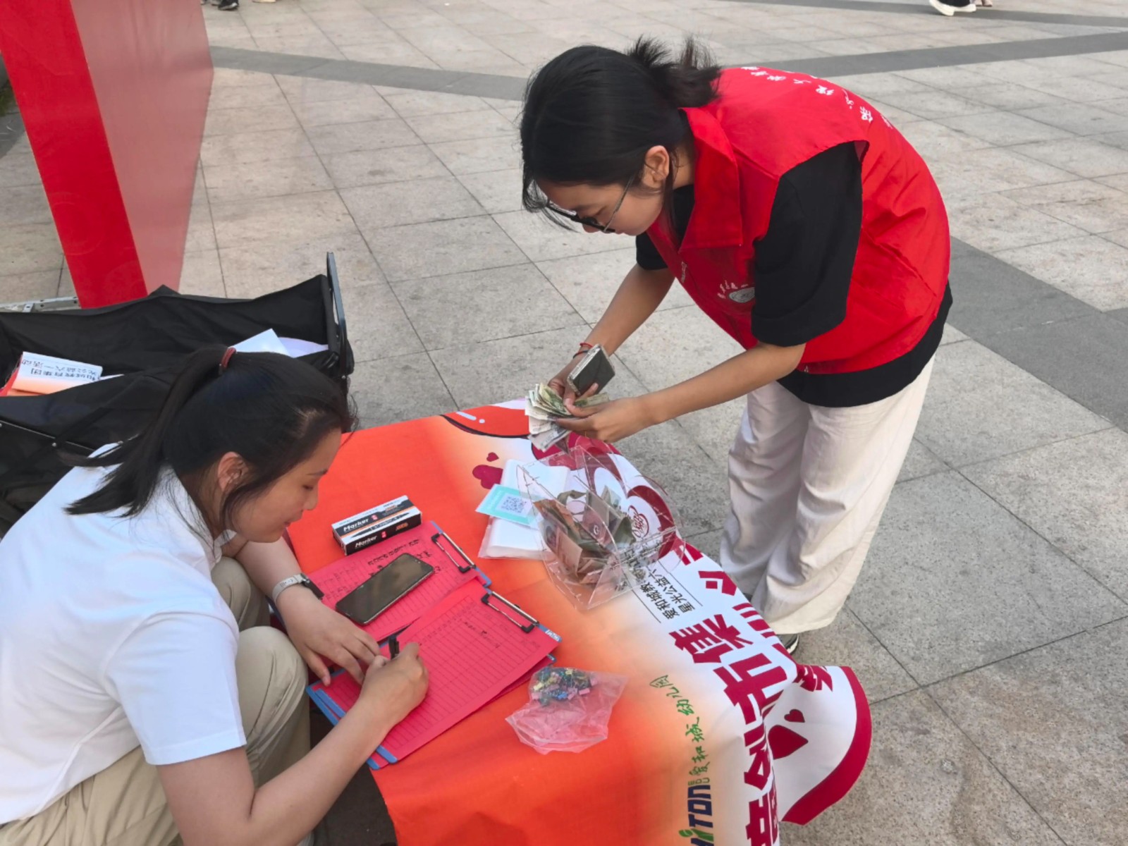 保定理工学院‖教育学院‖“六一“益”起来，义卖暖童心”——保定理工学院教育学院党员志愿服务队走进爱和城幼儿园开展六一爱心市集活动保定理工学院‖教育学院‖“六一“益”起来，义卖暖童心”——保定理工学院教育学院党员志愿服务队走进爱和城幼儿园开展六一爱心市集活动