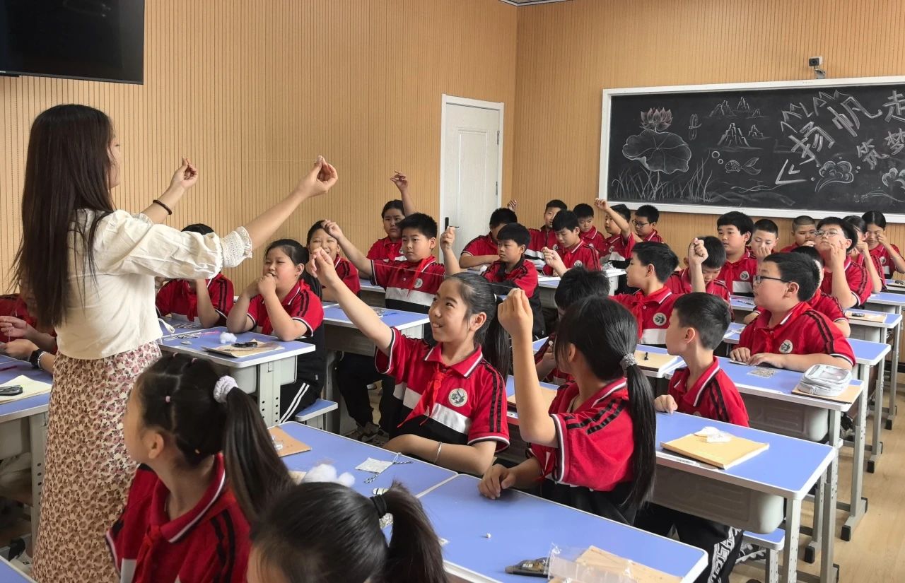 保定理工学院‖教育学院‖香囊传古韵，童心迎端午——保定理工学院教育学院党员志愿服务队走进冉庄小学开展端午自制香囊活动