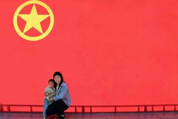 【团旗合影，青春留念】“我与团旗团徽合个影”：定格青春印记 镌刻初心使命