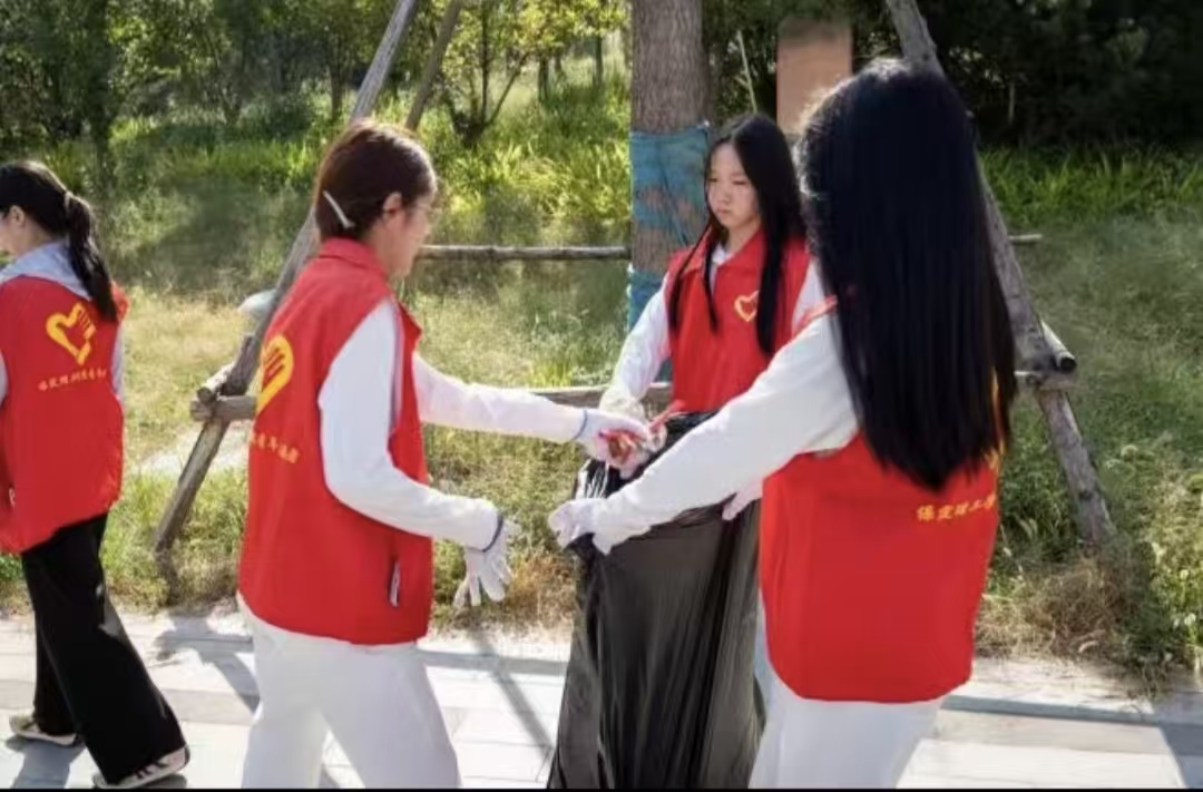 扮靓南湖景——保定理工学院志愿者开展环境维护活动