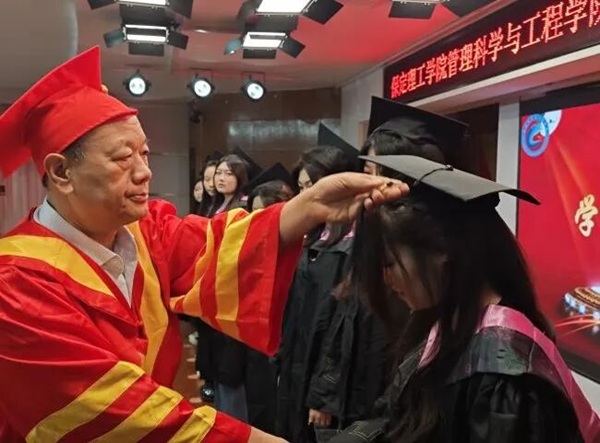 逐光启航 不负韶华|保定理工学院管理科学与工程学院圆满举办2026届毕业典礼暨学位授予仪式