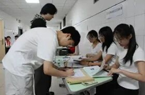 温情欢送毕业学子 定格最美青春瞬间