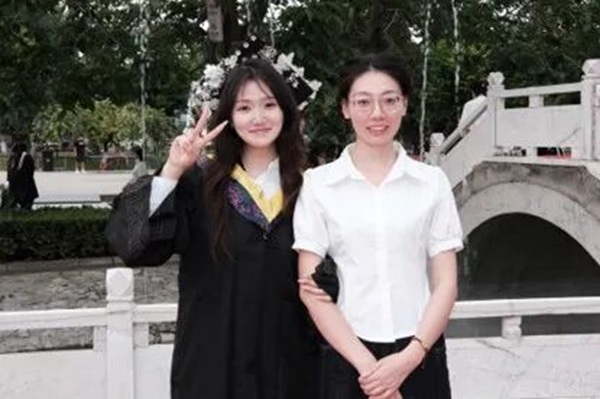 温情欢送毕业学子 定格最美青春瞬间