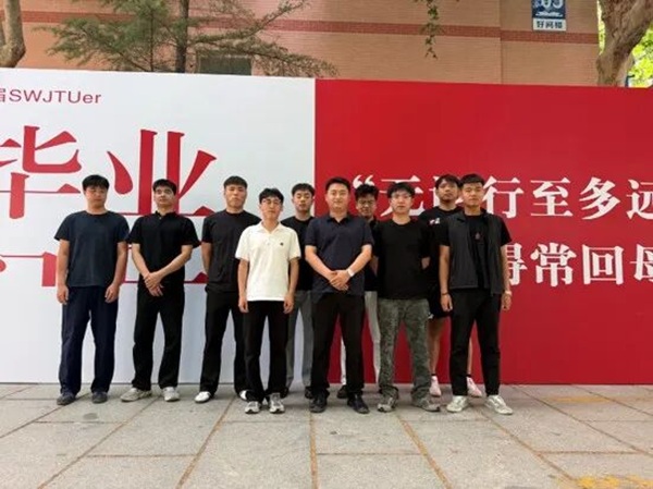 温情欢送毕业学子 定格最美青春瞬间