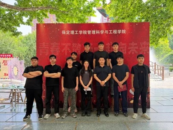 温情欢送毕业学子 定格最美青春瞬间