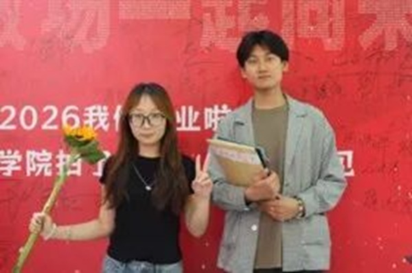 温情欢送毕业学子 定格最美青春瞬间