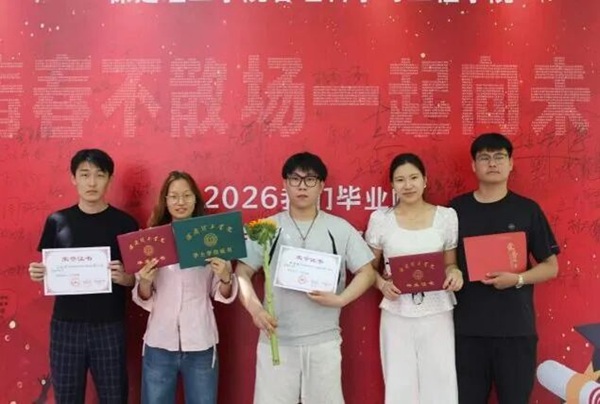 温情欢送毕业学子 定格最美青春瞬间