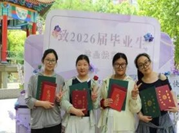 温情欢送毕业学子 定格最美青春瞬间