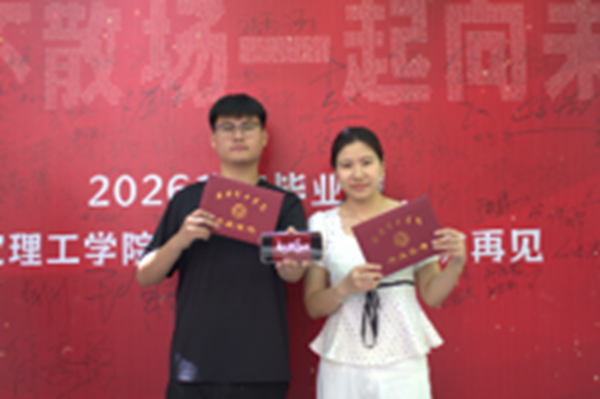 温情欢送毕业学子 定格最美青春瞬间