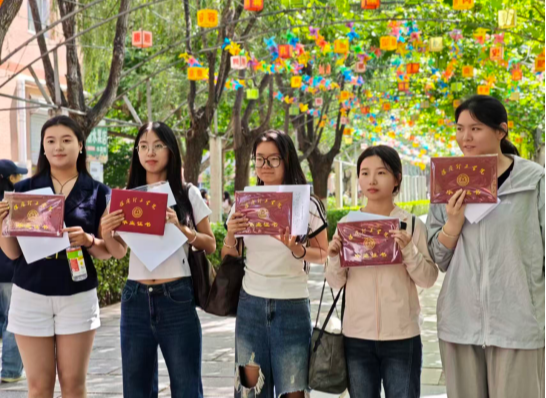 毕业季——打卡现场实录：青春和快门声一起炸场！