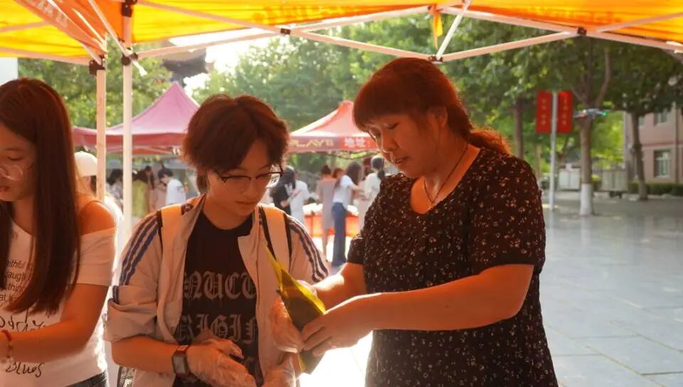我校举办首届端午传统文化体验活动:创新推进实景沉浸式劳动育人