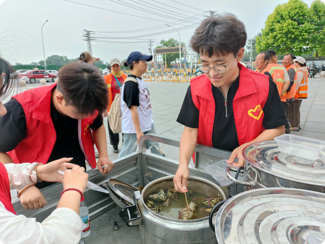 端午公益行，劳动育青年——保定理工青年志愿者以粽为礼，致敬城市一线劳动者
