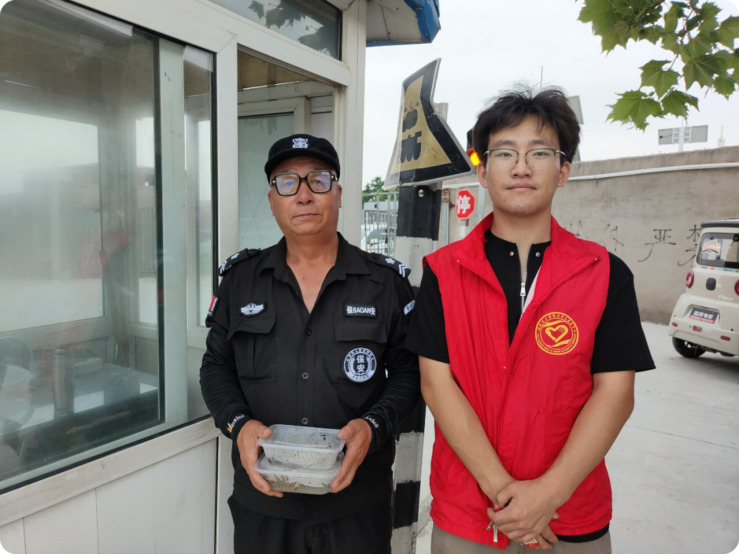 端午公益行，劳动育青年——保定理工青年志愿者以粽为礼，致敬城市一线劳动者