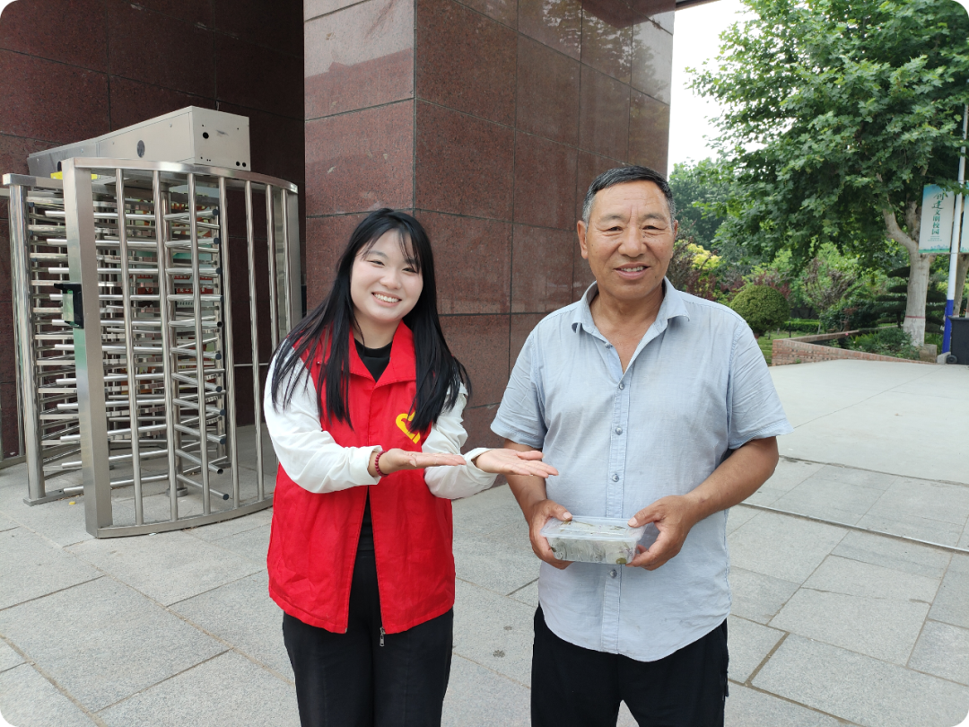 端午公益行，劳动育青年——保定理工青年志愿者以粽为礼，致敬城市一线劳动者