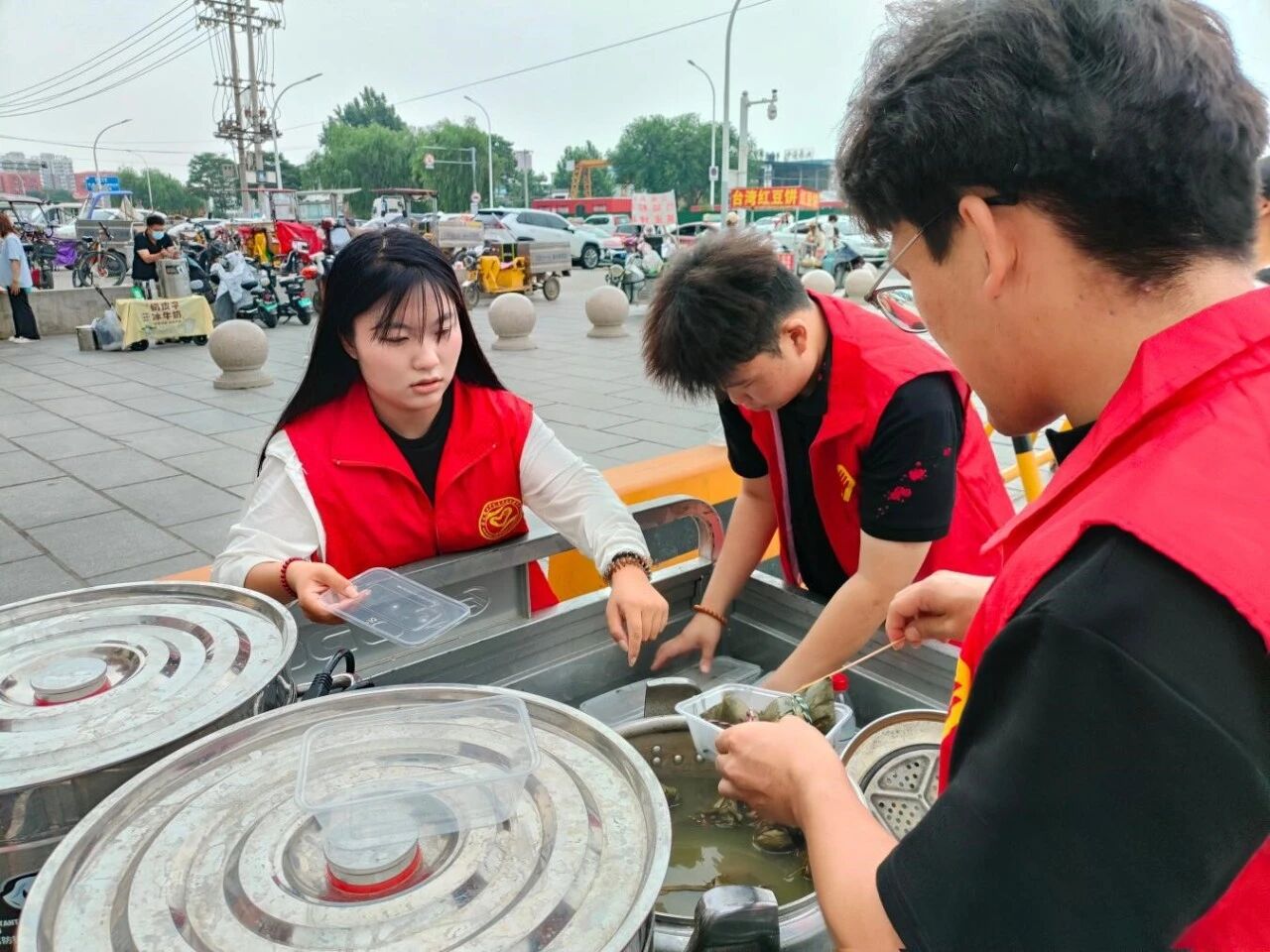 端午公益行 劳动育新人｜保定理工学院志愿者以粽为礼，致敬城市一线工作者