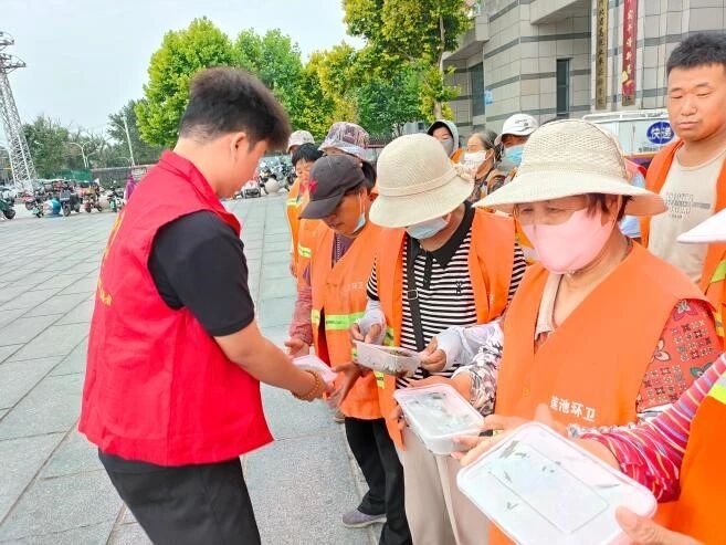端午公益行 劳动育新人｜保定理工学院志愿者以粽为礼，致敬城市一线工作者