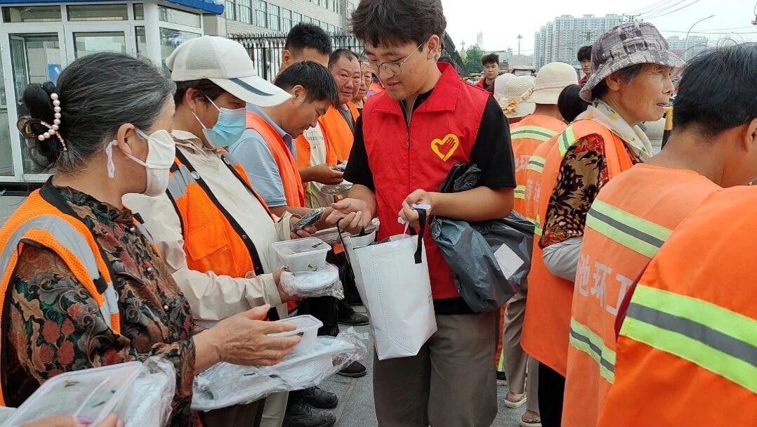 端午公益行 劳动育新人｜保定理工学院志愿者以粽为礼，致敬城市一线工作者