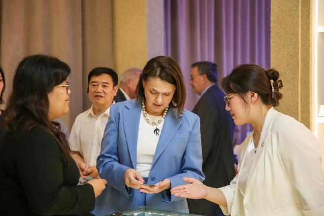 深化国际交流合作 共赏学子设计风采——塞浦路斯那波勒斯大学及驻华大使代表团到访保定理工学院参观毕业设计作品展