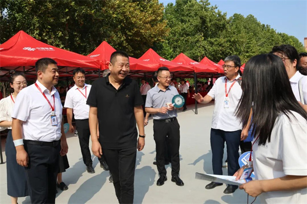 深耕迎新服务，传递育人温度——领导暖心走访康复医学院新生报到现场