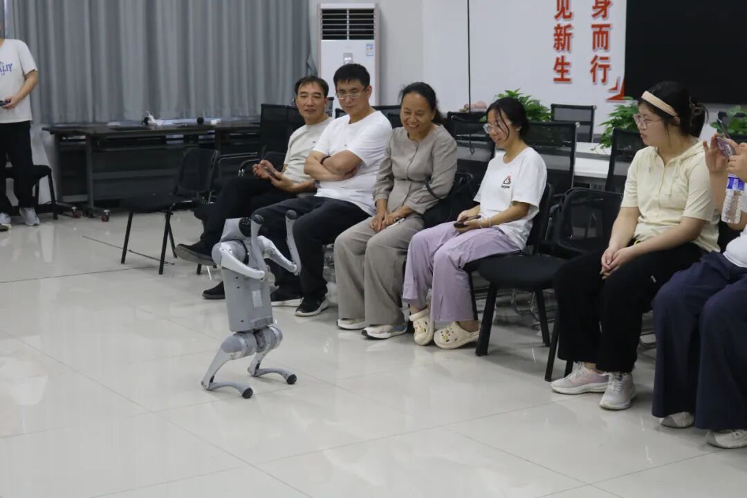 走进实验室，家校面对面——康复医学院2026级新生家长代表参观活动