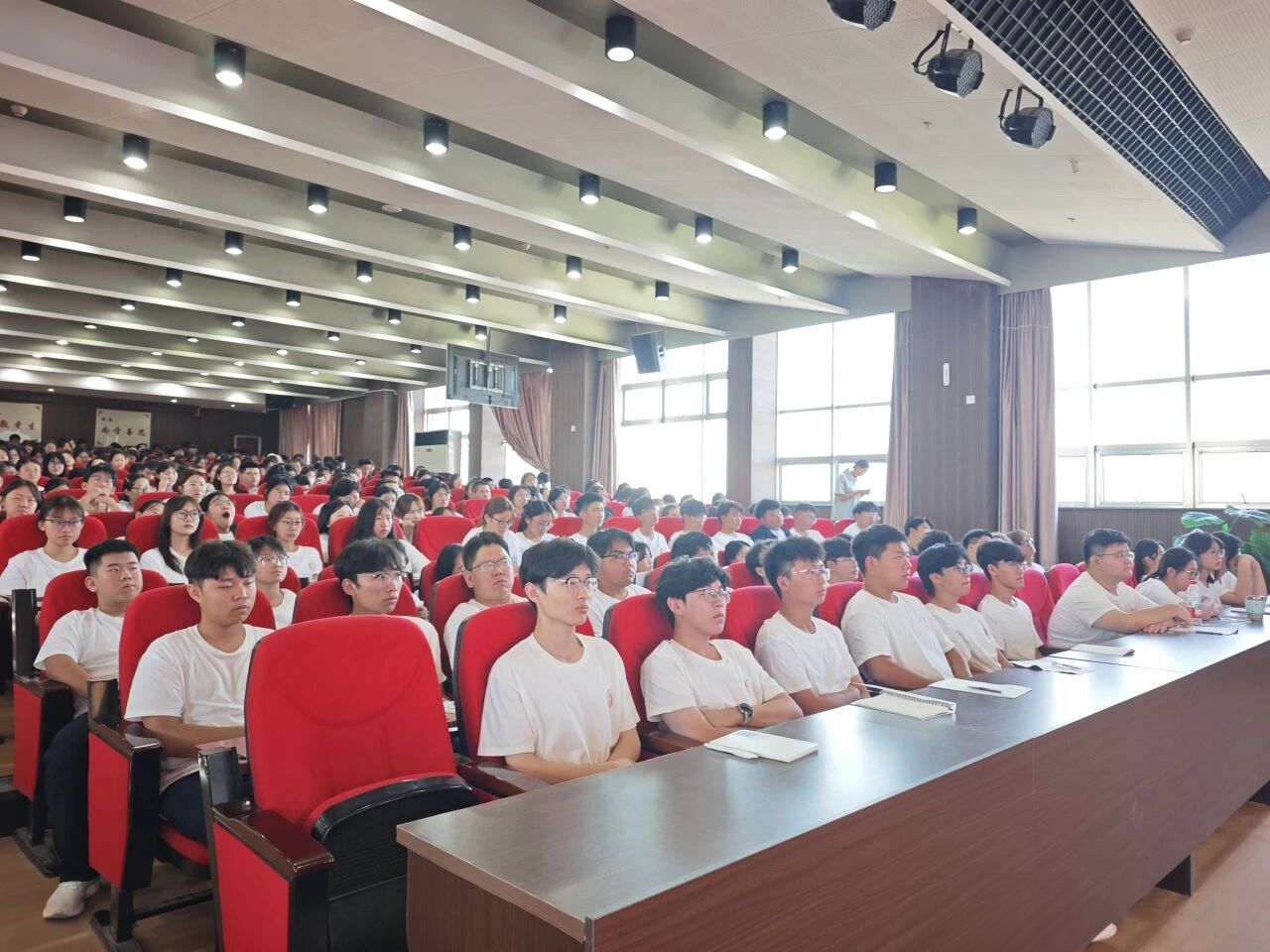 榜样引航启新程 管理科学与工程学院举办2026级新生入学教育校友分享会