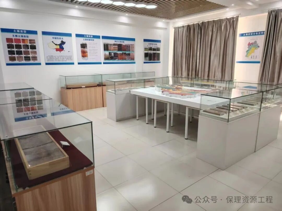 我院新建土壤展览室迎来2026级新生参观学习