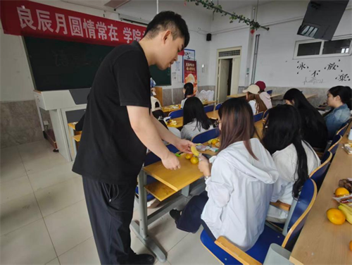 月满中秋，情暖学子