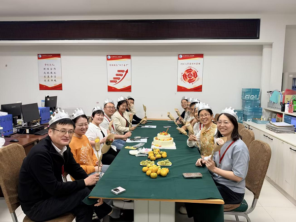 秋月暖人心欢聚共芳华｜管理科学与工程学院举办8-9月教职工集体生日会