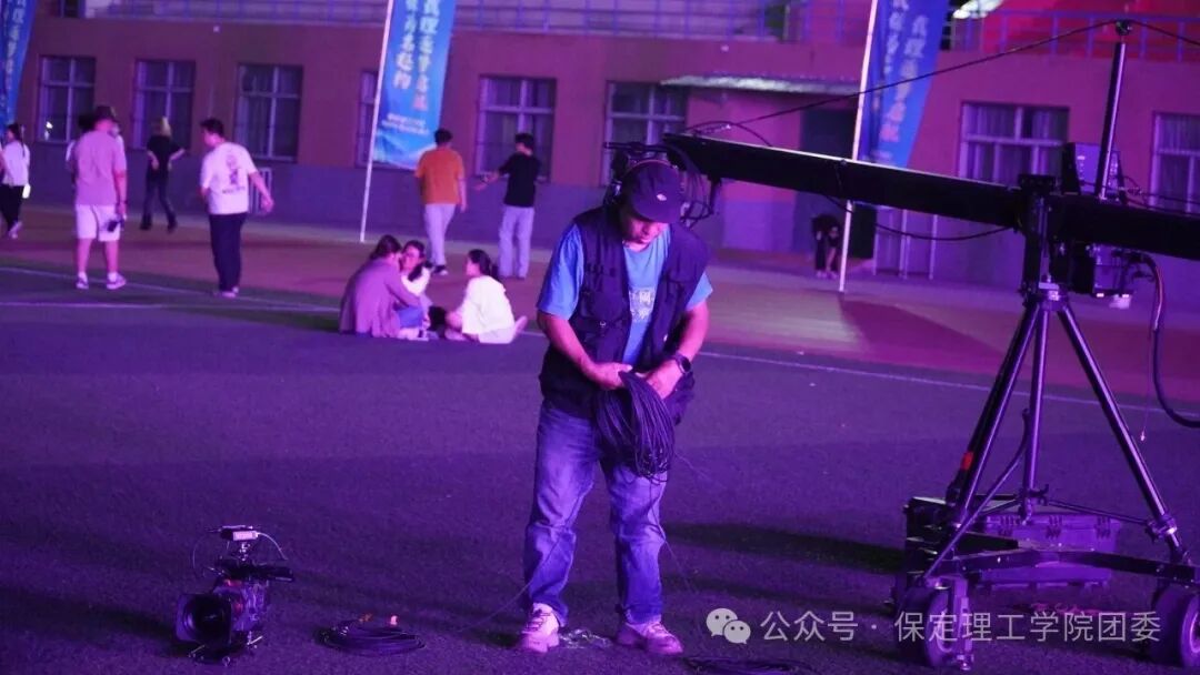 致敬幕后微光——聚光灯之外!是他们托举起整场青春盛典