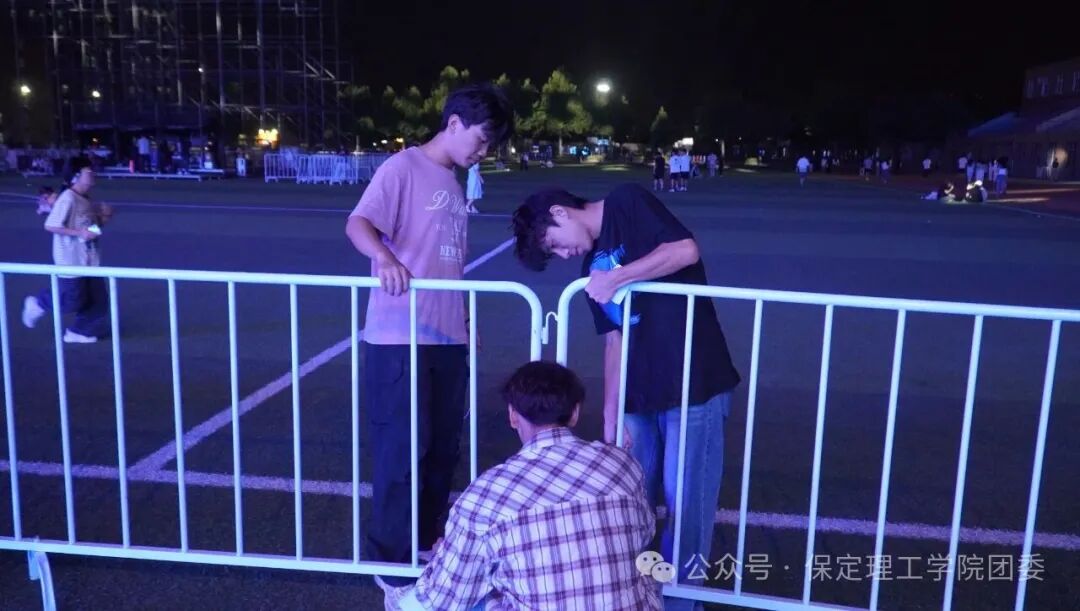 致敬幕后微光——聚光灯之外!是他们托举起整场青春盛典