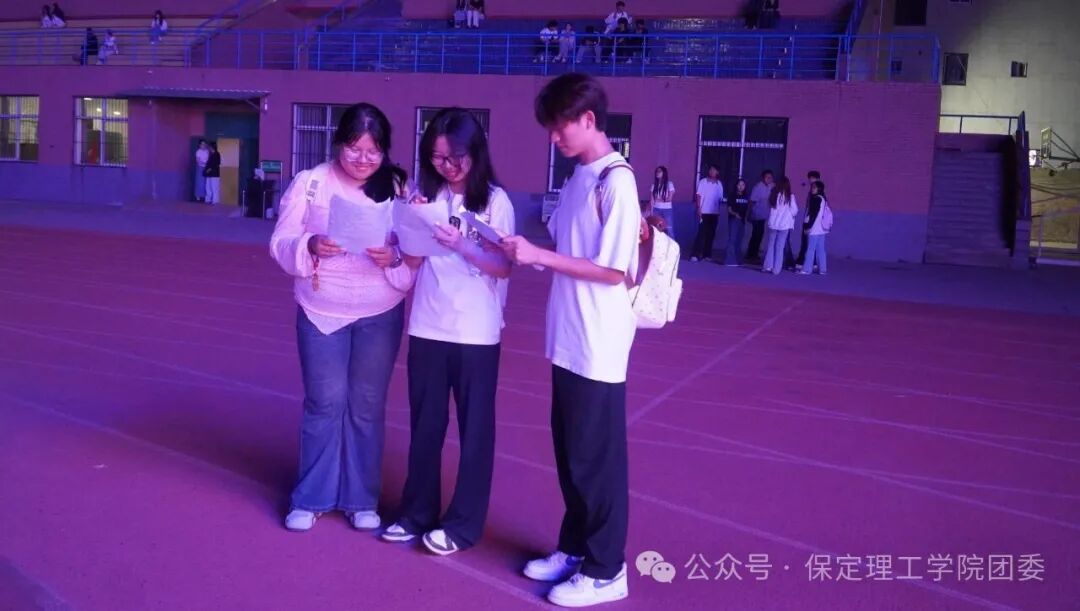 致敬幕后微光——聚光灯之外!是他们托举起整场青春盛典